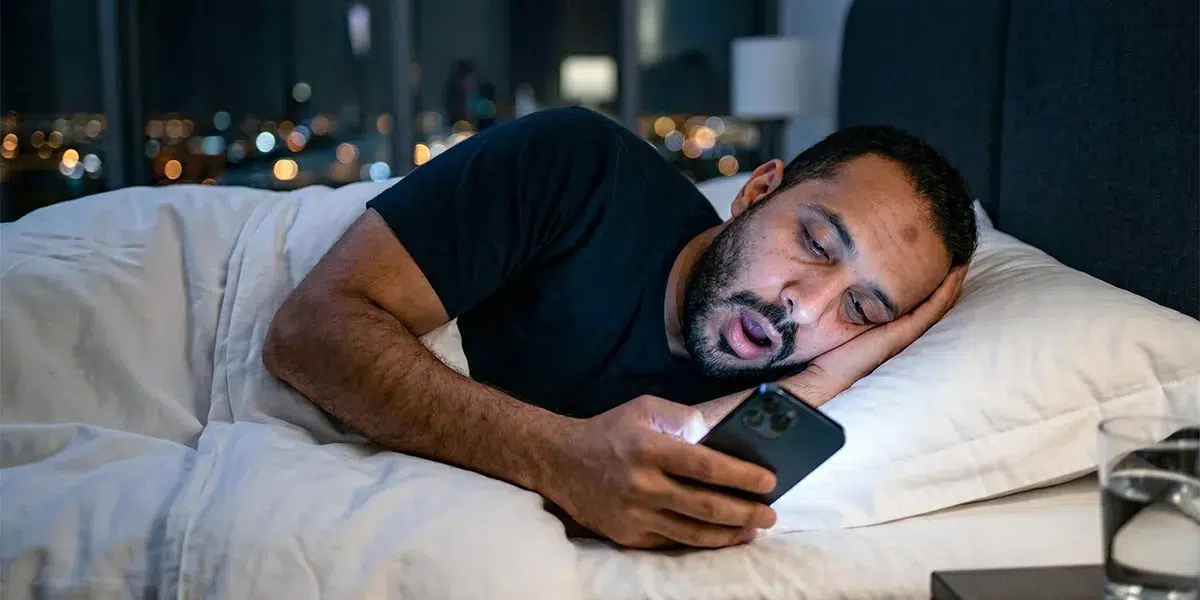 أثر الأجهزة الذكية والضوء الأزرق على النوم